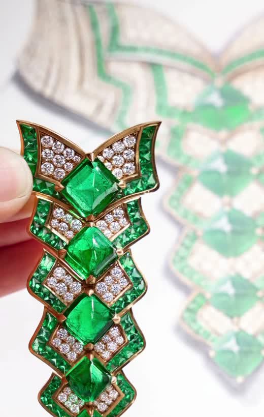 The Emerald Strata necklace in detail